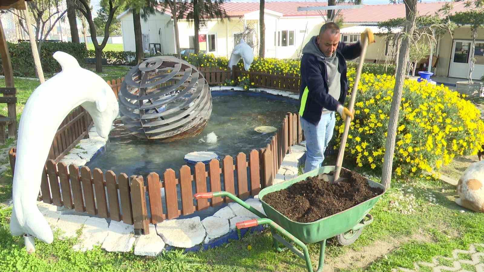 İzmir’in parkları yeşil dönüşümle canlanıyor