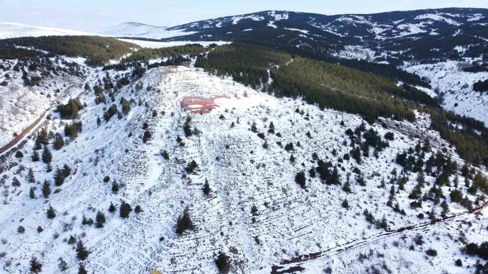 Yozgat’ta kar altındaki dev Türk Bayrağı havadan görüntülendi
