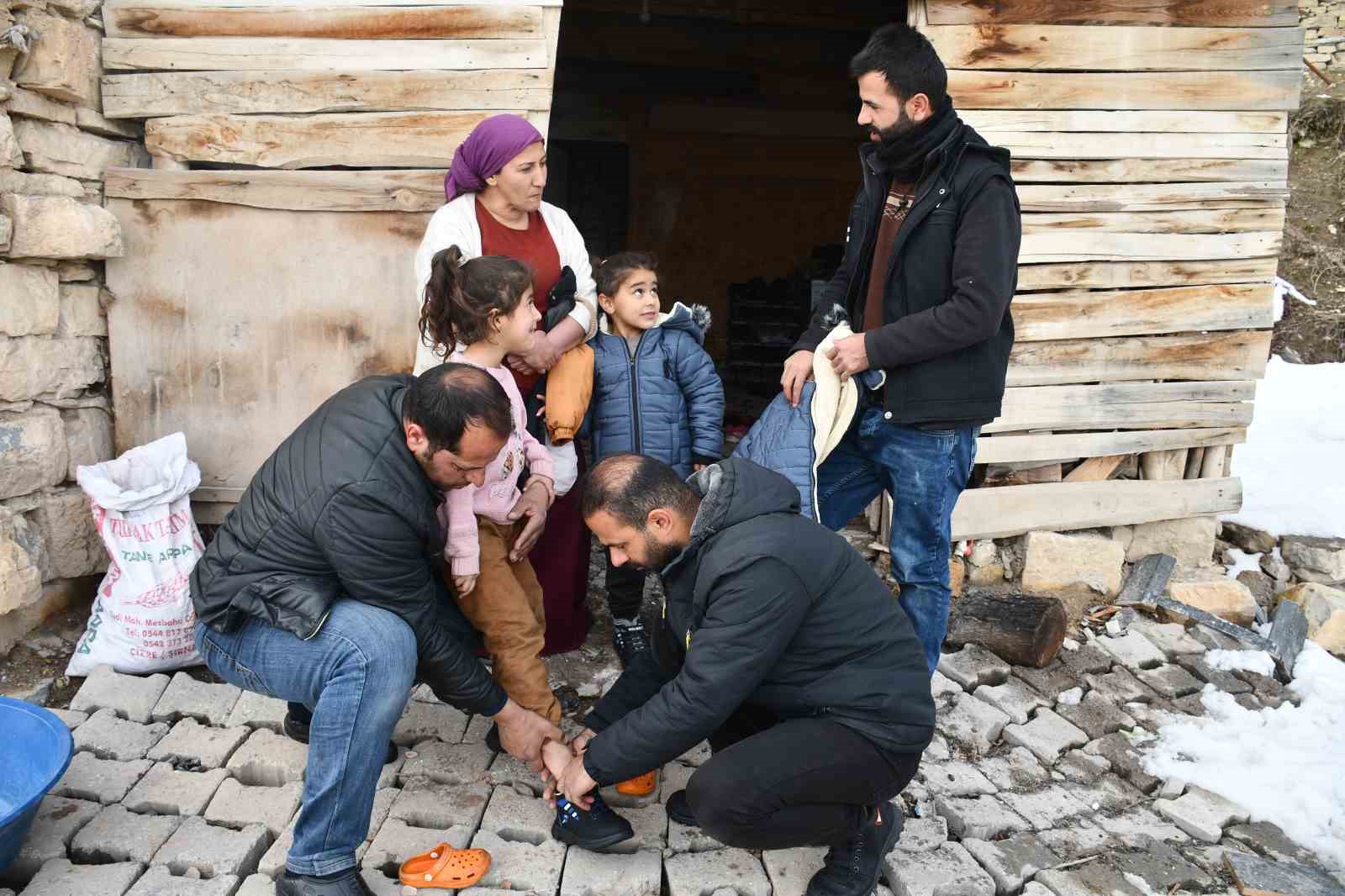 Polis memuru Şırnaklı 300 çocuğa bot ve mont gönderdi