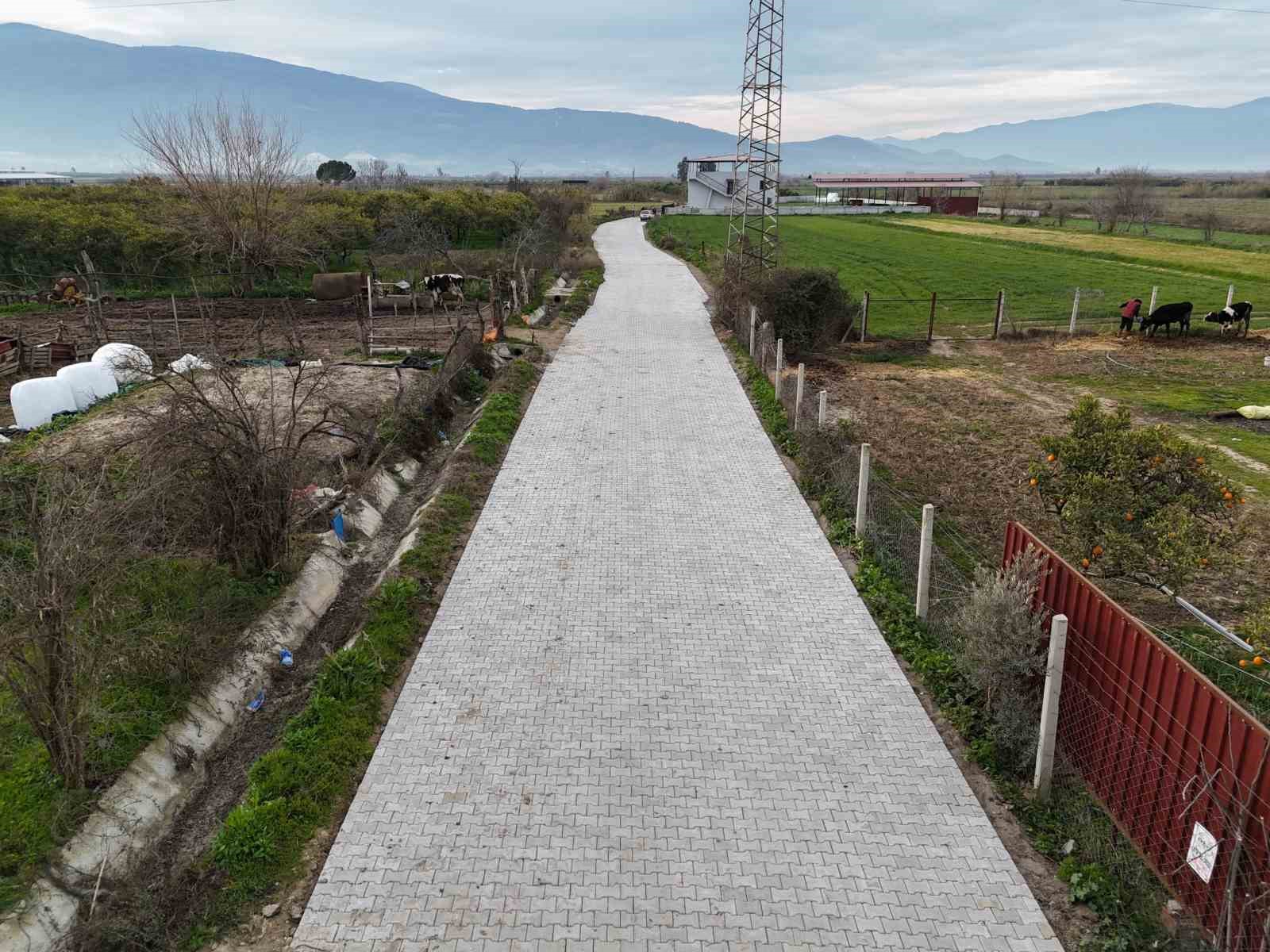 Nazilli Belediyesi Sevindikli’de yolları yeniliyor