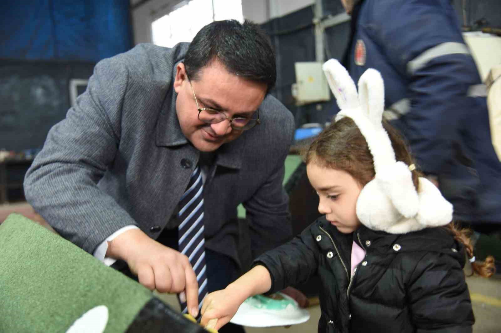 Çocuklar yeni barınak için yapılan kulübeleri boyadı