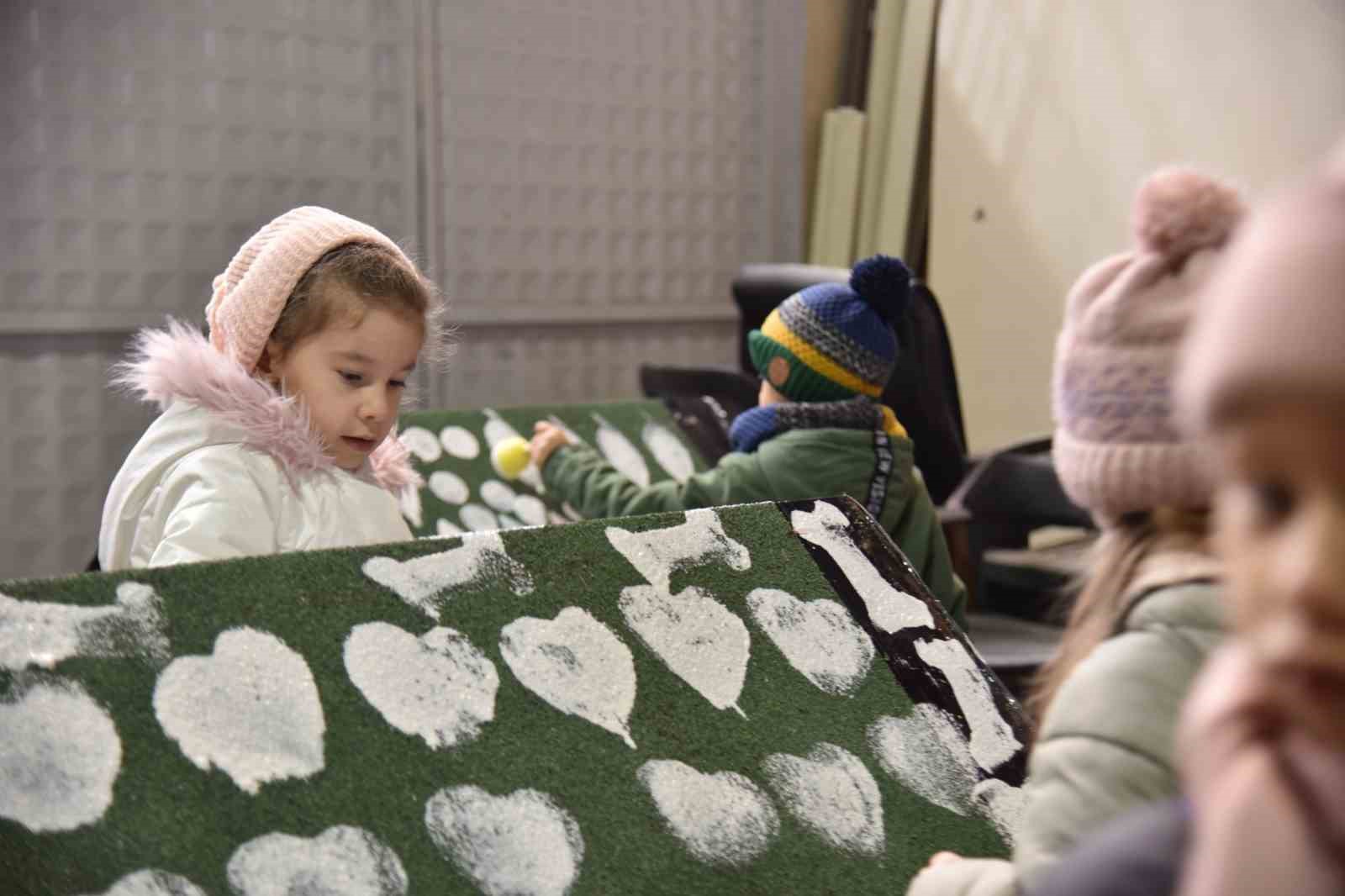 &Ccedil;ocuklar yeni barınak i&ccedil;in yapılan kul&uuml;beleri boyadı
