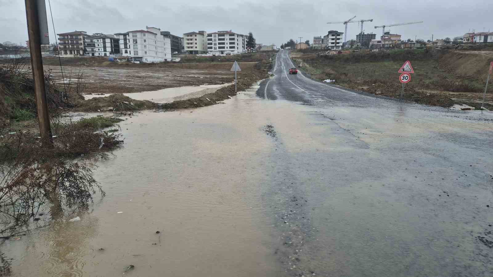 Tekirdağ&rsquo;da sağanak sonrası bazı yollar suyla kaplandı

