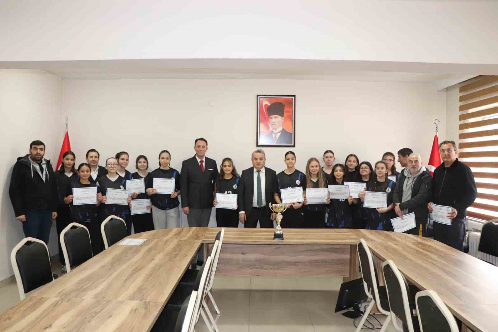 Başarılı sporculara belgelerini verdi