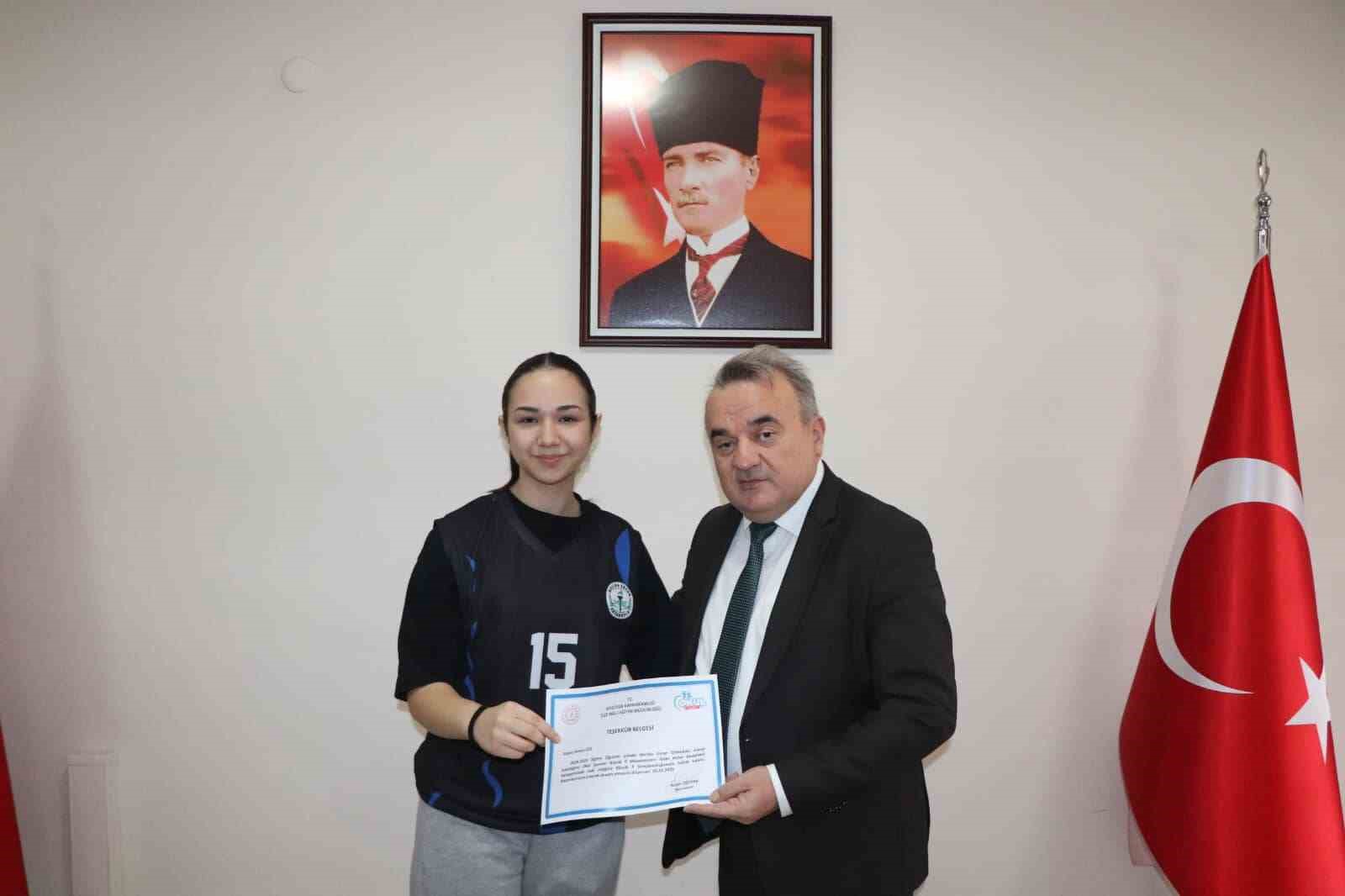 Başarılı sporculara belgelerini verdi
