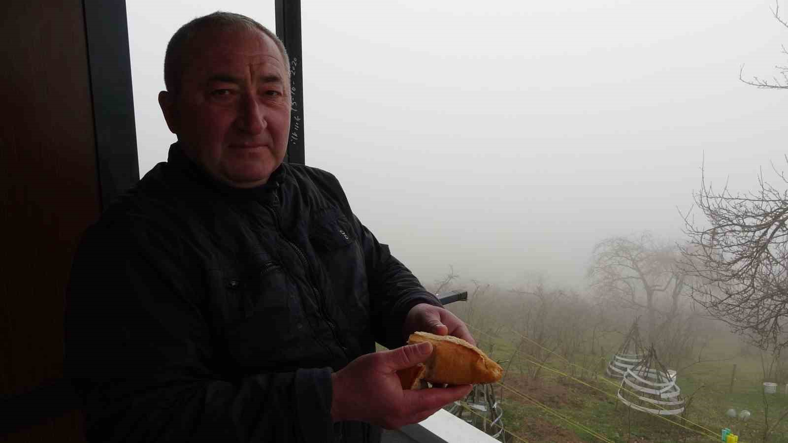 Her g&uuml;n kapısına gelen &ccedil;akalları ekmekle besliyor
