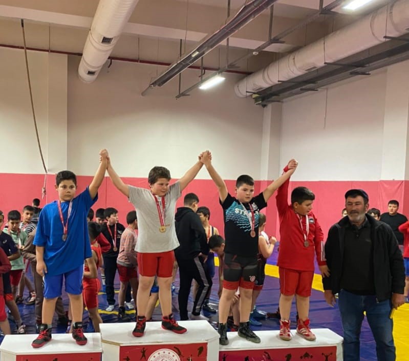 Yunusemre&rsquo;nin minik g&uuml;reş&ccedil;ileri Uşak&rsquo;ta 8 madalya kazandı
