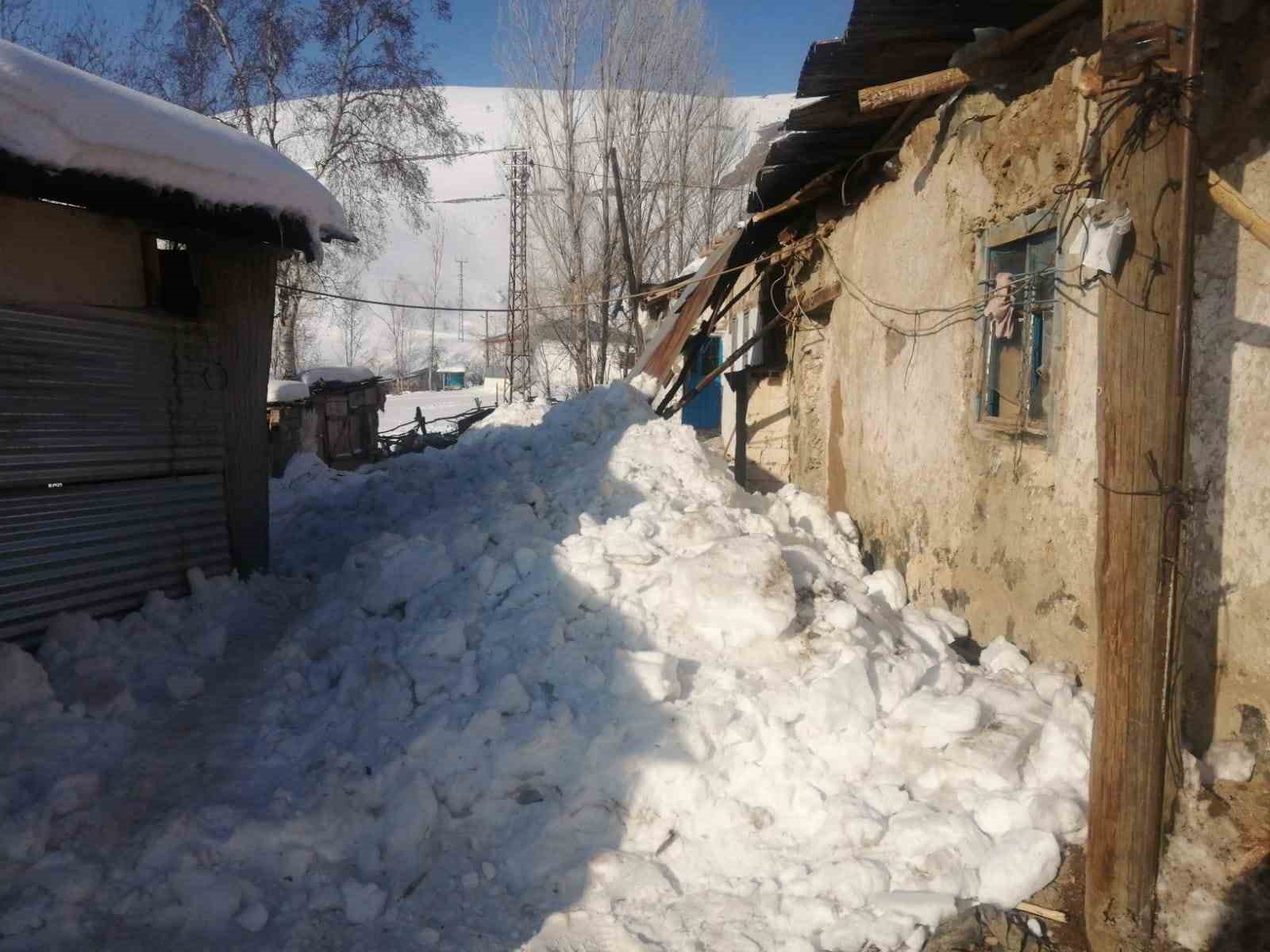 Aşkale’de çatılar kardan çöktü