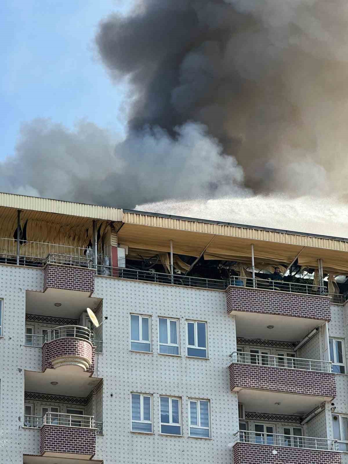 Batman’da 10 katlı binanın çatı katında çıkan yangın paniğe yol açtı