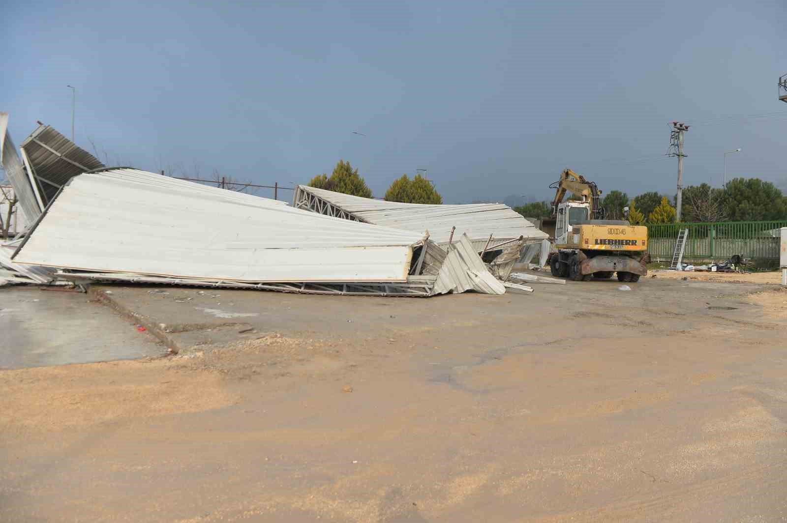 Tarım arazisi üzerindeki kaçak depo yıkıldı