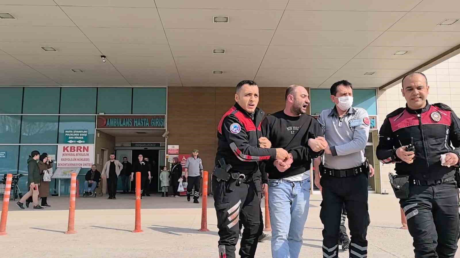 Otomobilde uyuya kaldı, kimlik soran polislere saldırınca etkisiz hale getirildi
