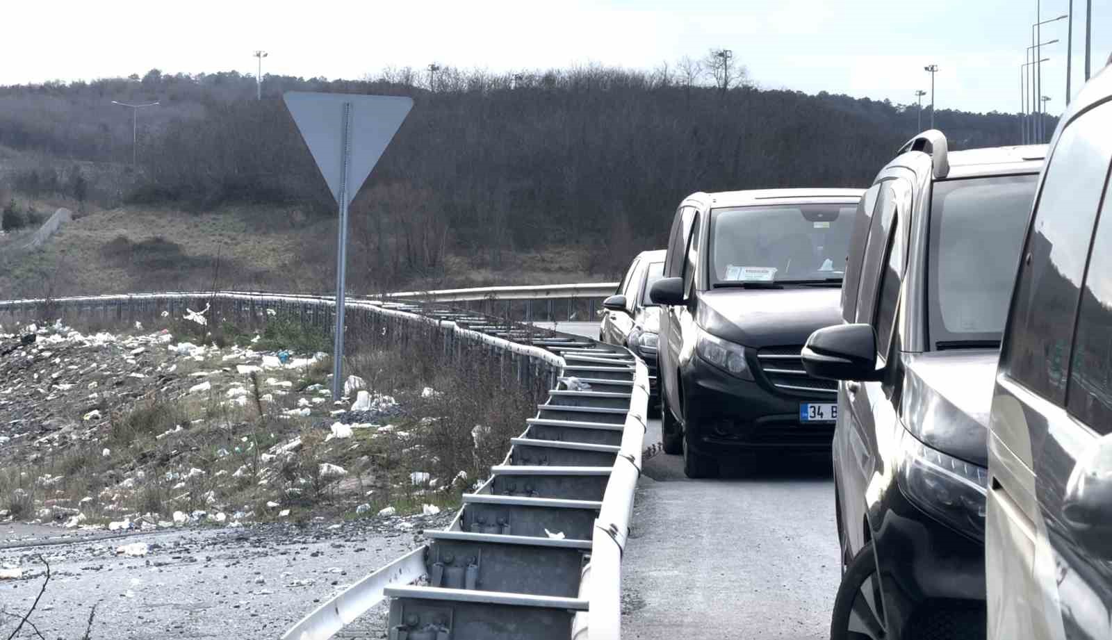 İstanbul Havalimanı Yolu’nda duraksayan araçlar tehlike saçıyor
