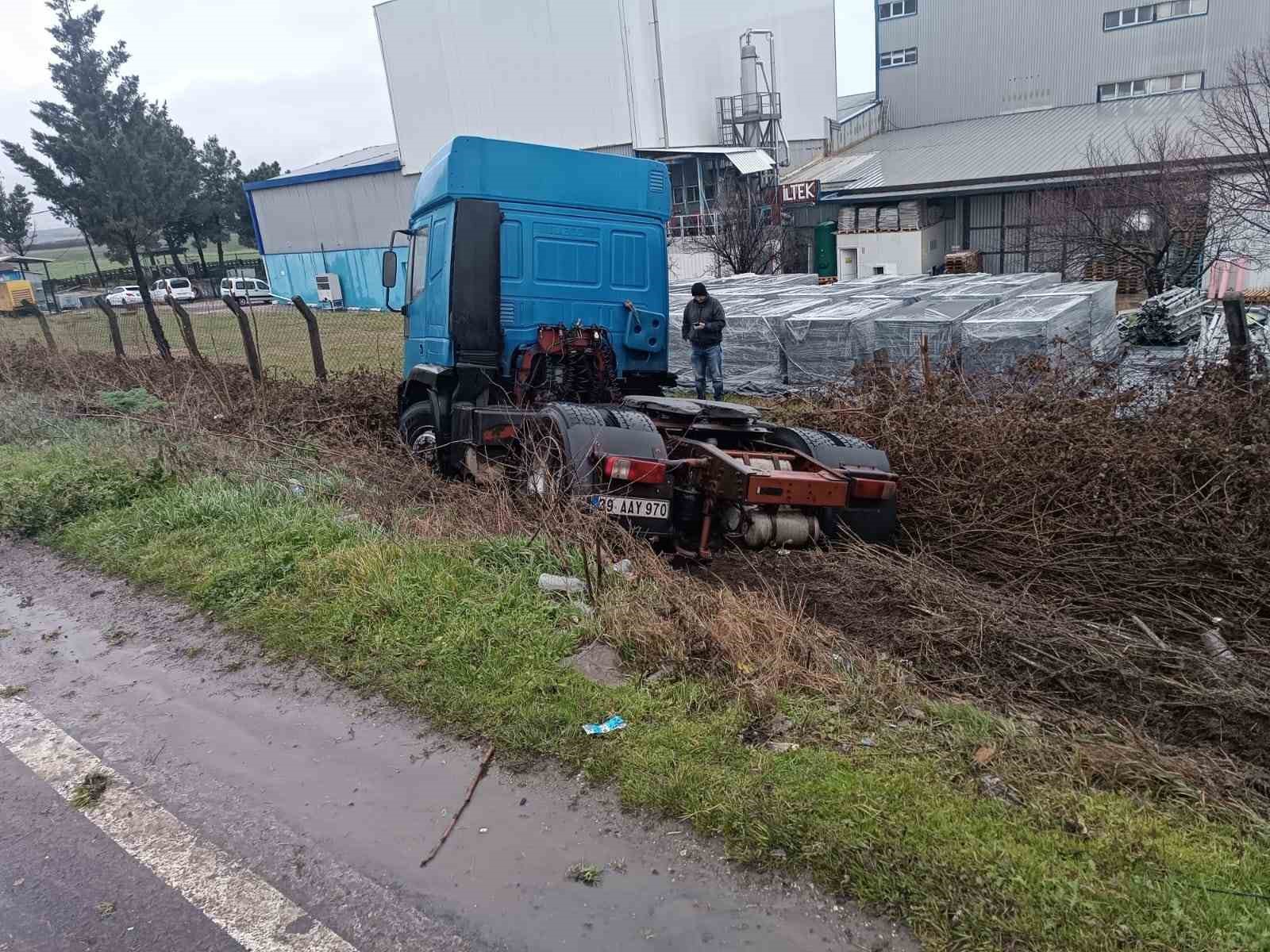 Yoldan çıkan tır kaza yaptı