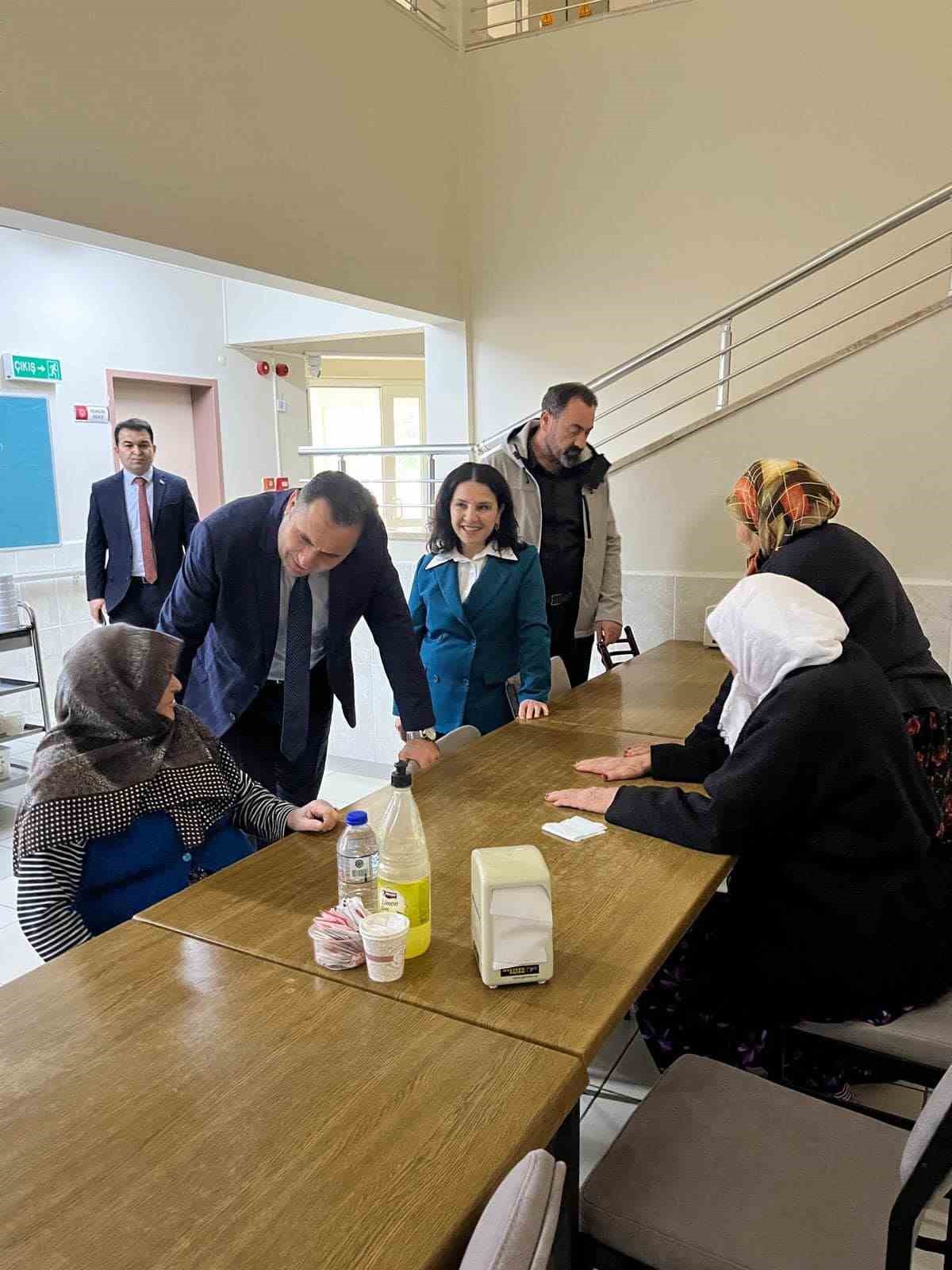 Huzurevi sakinleriyle bir araya geldi