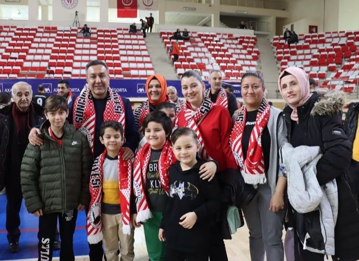 Öğrenciler, ‘Erkekler Voleybol 1. Lig Yükselme Maçları’nı tribünden takip etti
