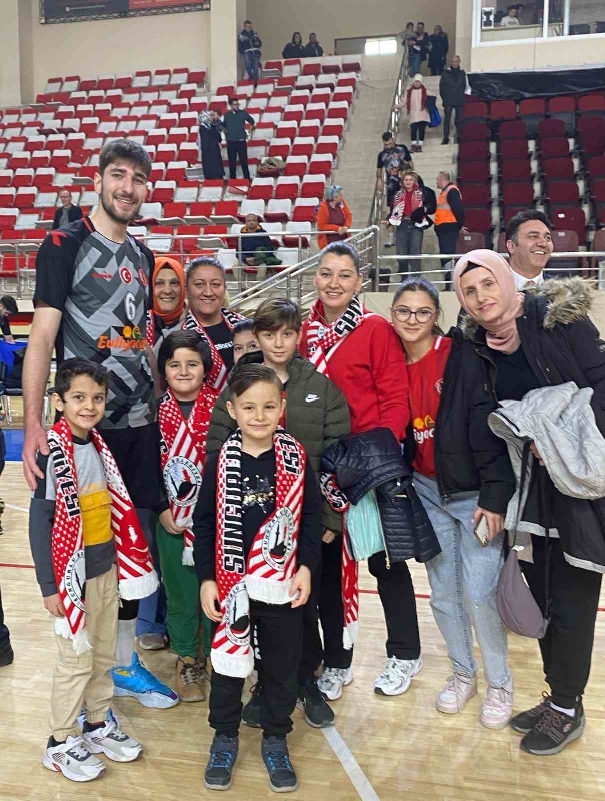 Öğrenciler, ‘Erkekler Voleybol 1. Lig Yükselme Maçları’nı tribünden takip etti
