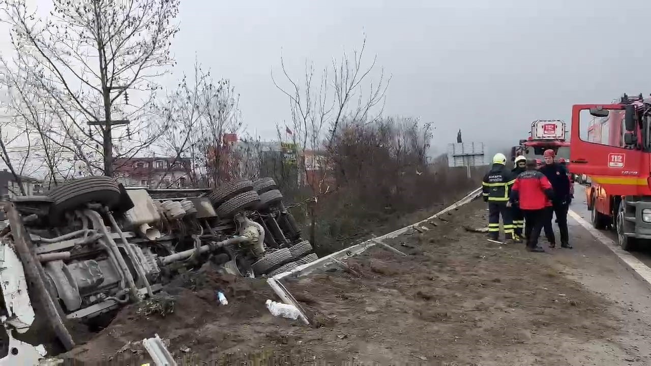 Otomobile çarpan kamyon şarampole devrildi: 3 yaralı
