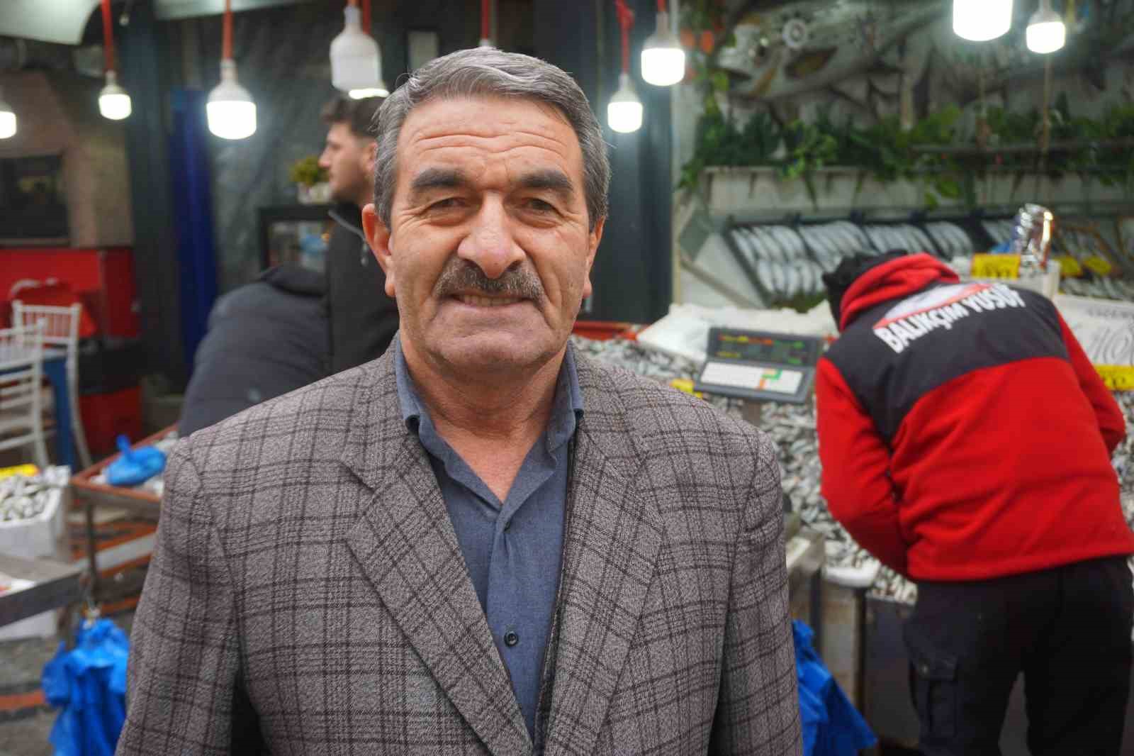 Kilosu 100 liraya düştü, kasalar dolusu hamsi satıldı