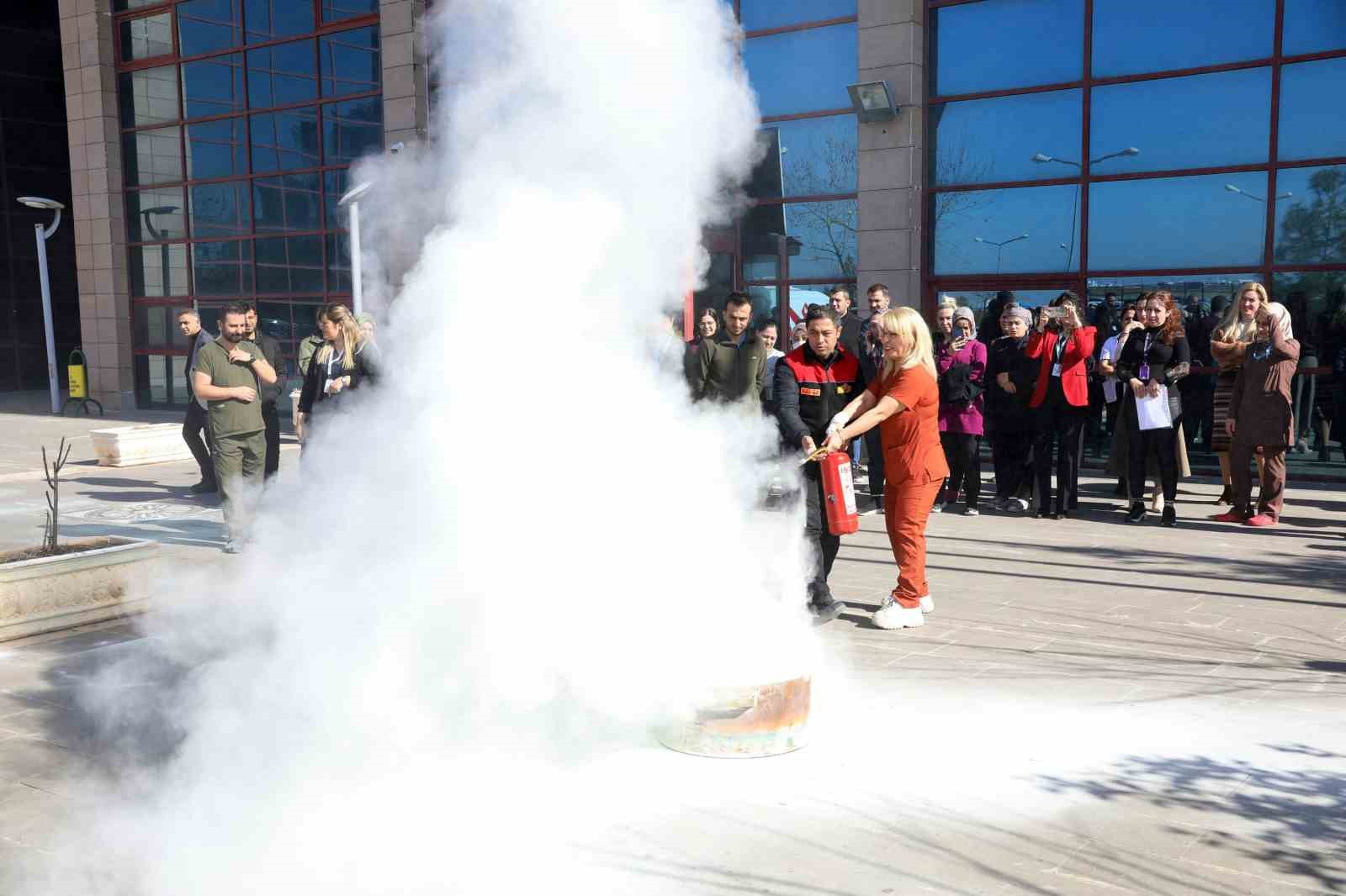 Diyarbakır’da 10 bin sağlık personeline yangın eğitimi
