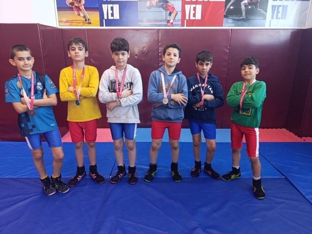 Besnili öğrencilerden güreş müsabakalarında büyük başarı