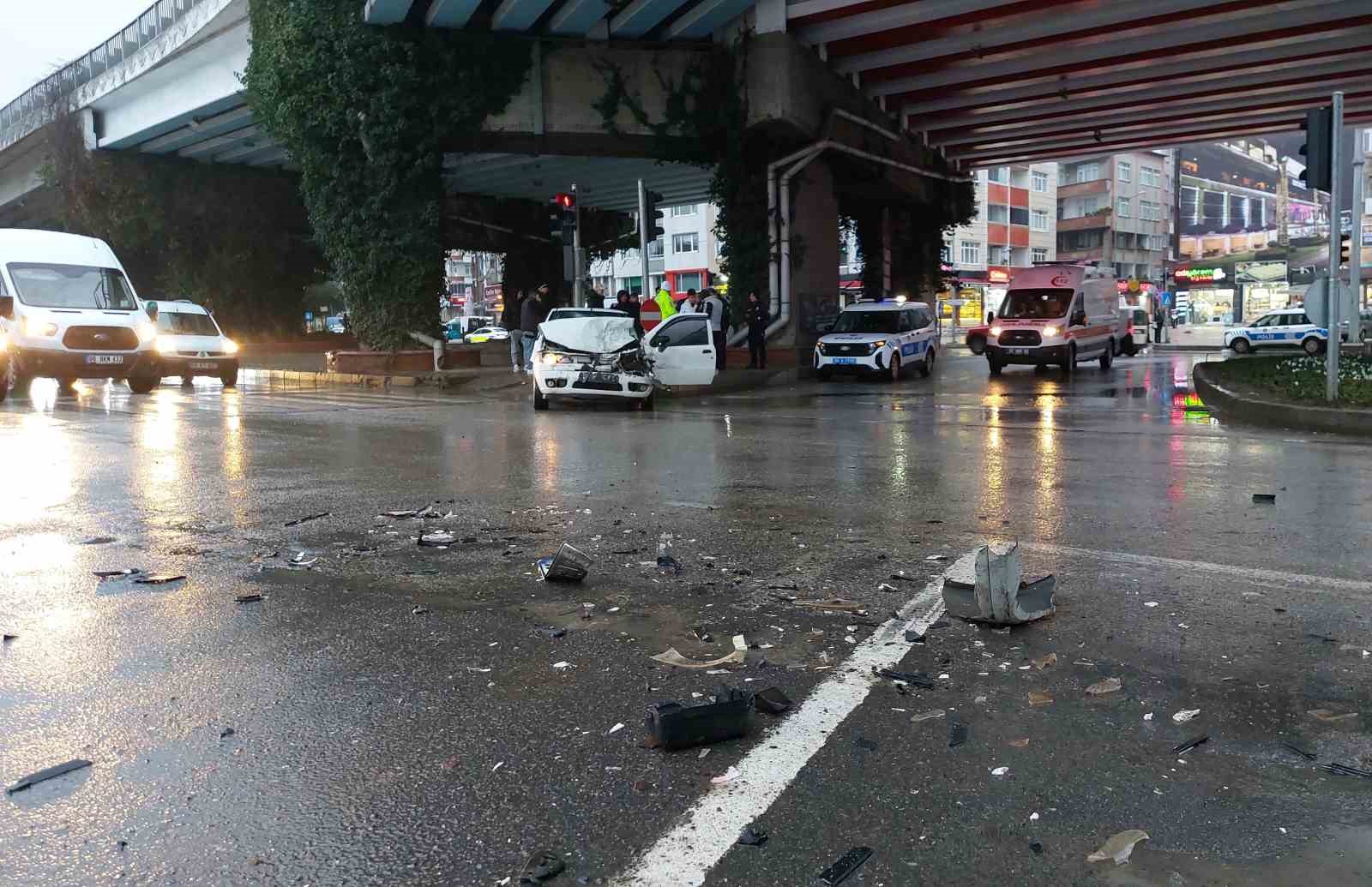 Samsun’da otomobil ile kamyonet çarpıştı: 4 yaralı