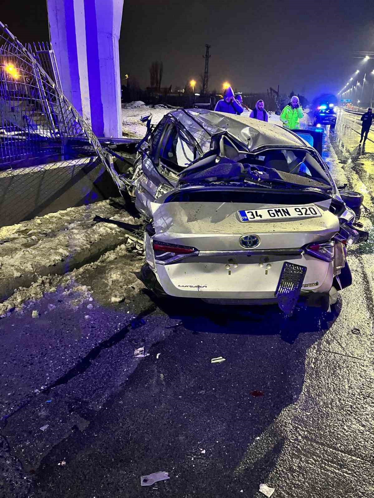 İstanbul&rsquo;da feci kaza, otomobil s&uuml;r&uuml;c&uuml;s&uuml; hayatını yitirdi

