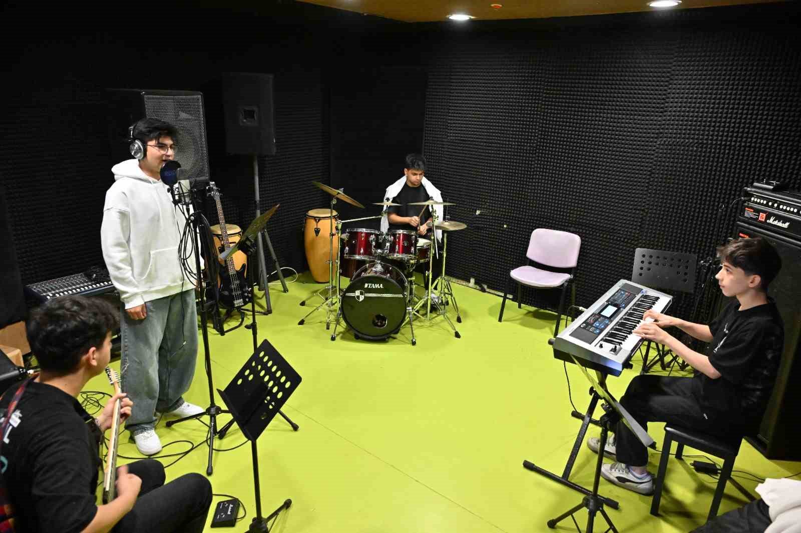 Manisalı gençlere ücretsiz stüdyo desteği