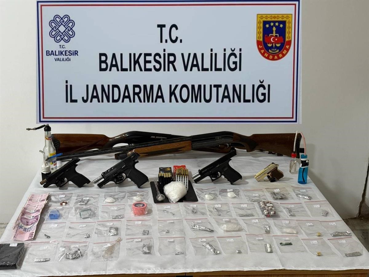 Balıkesir’de jandarmadan kaçakçılık ve uyuşturucu operasyonu: 53 şüpheli yakalandı