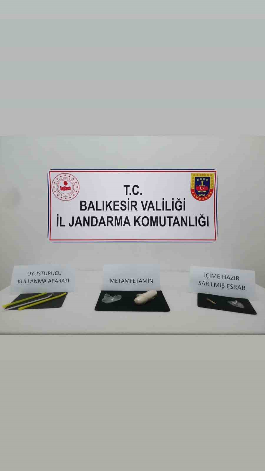 Balıkesir&rsquo;de jandarmadan ka&ccedil;ak&ccedil;ılık ve uyuşturucu operasyonu: 53 ş&uuml;pheli yakalandı
