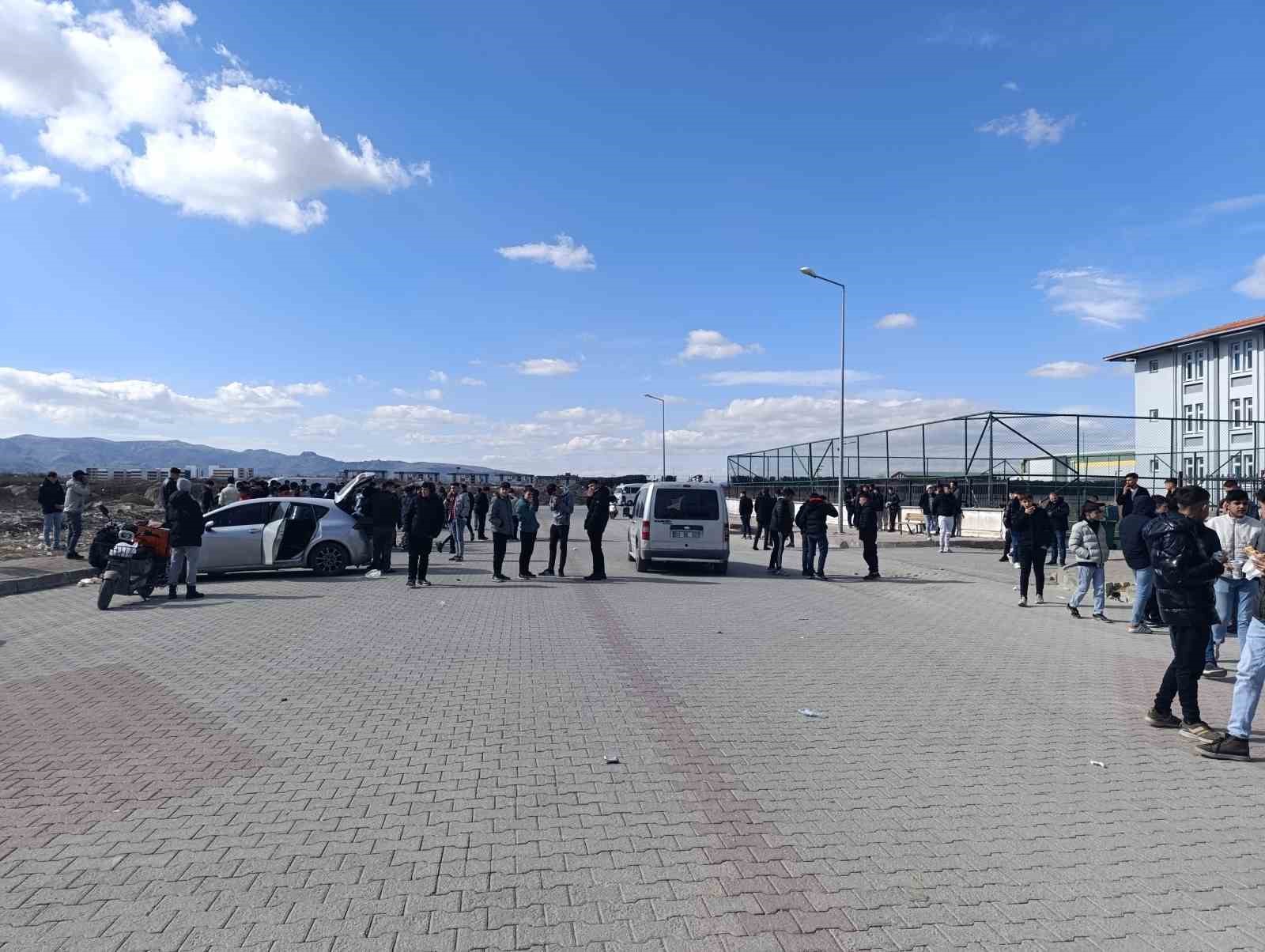 Asılsız ihbar iki okulda kaosa neden oldu