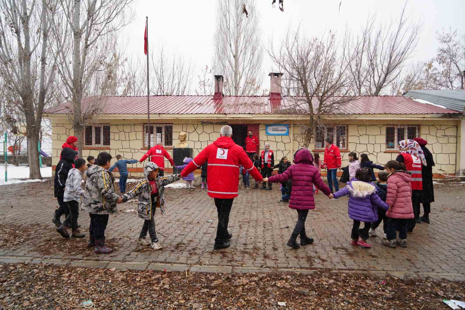Kızılay&rsquo;dan k&ouml;y &ccedil;ocuklarına sıcak dokunuş
