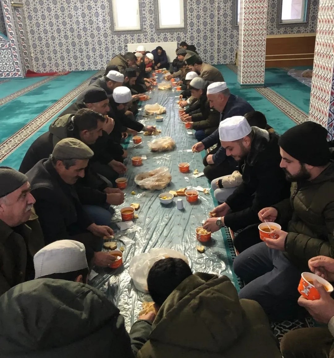 Sabah namazında cemaate &ccedil;orba ikram edildi
