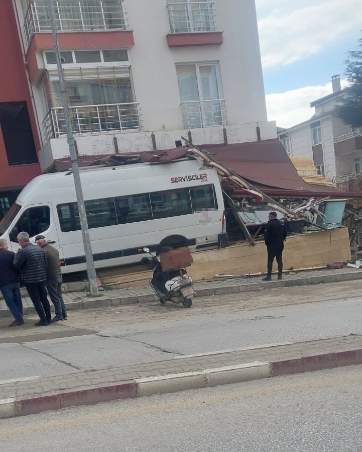 Park halindeki servis minib&uuml;s&uuml; kayarak d&uuml;kkana girdi
