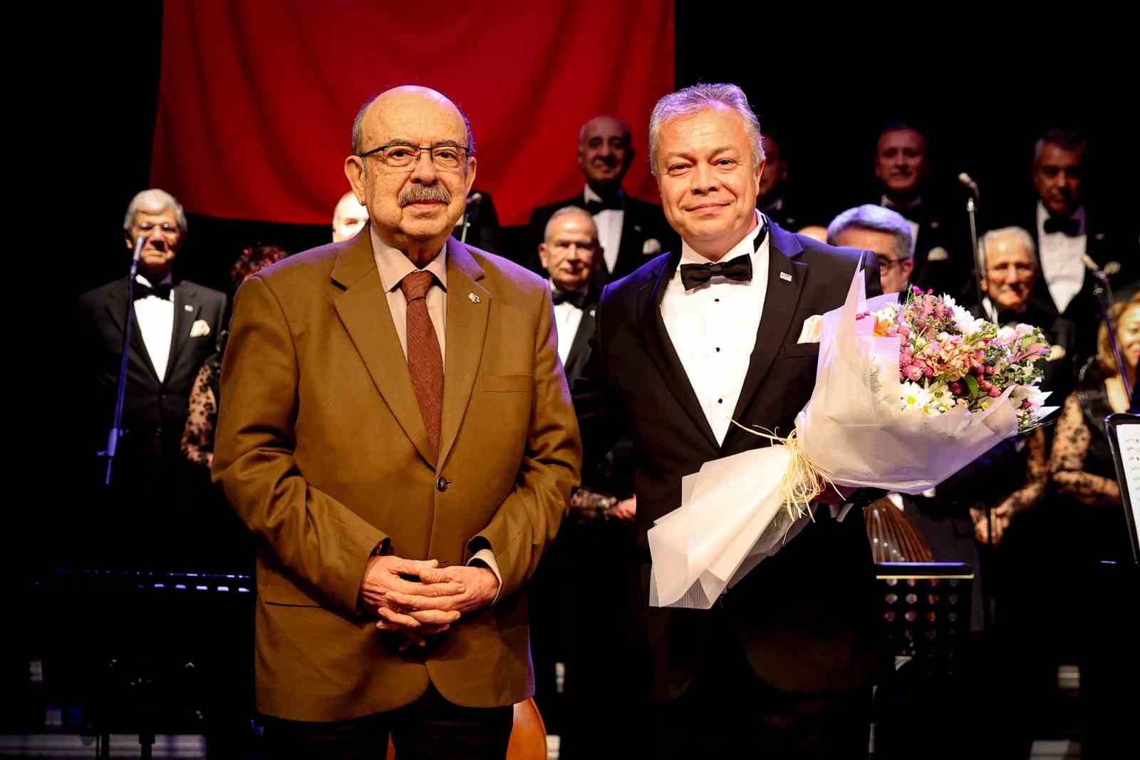 Sanatseverler, T&uuml;rk Sanat Musikisi&rsquo;nin b&uuml;y&uuml;s&uuml;ne kapıldı
