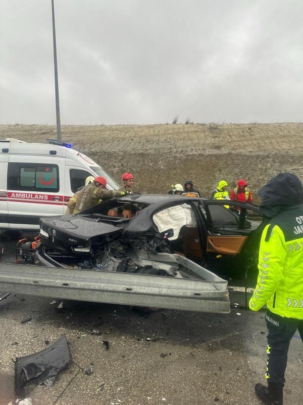 Kalyon Holding İcra Kurulu &Uuml;yesi İsmail &Ouml;zhan &Ouml;zmen kazada yaralandı, şof&ouml;r&uuml; hayatını kaybetti
