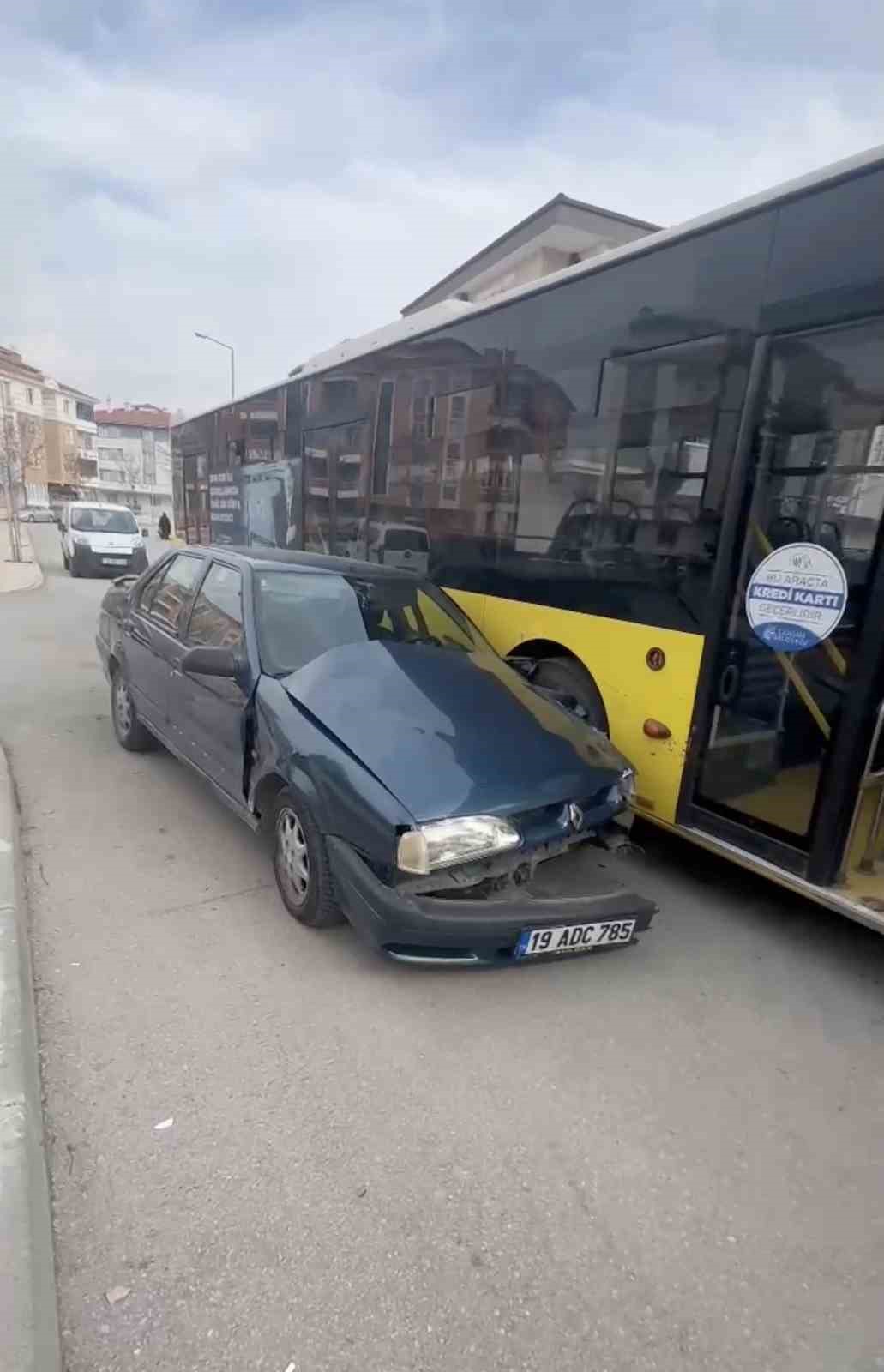 Otomobil ile yolcu otob&uuml;s&uuml; &ccedil;arpıştı: 2 yaralı
