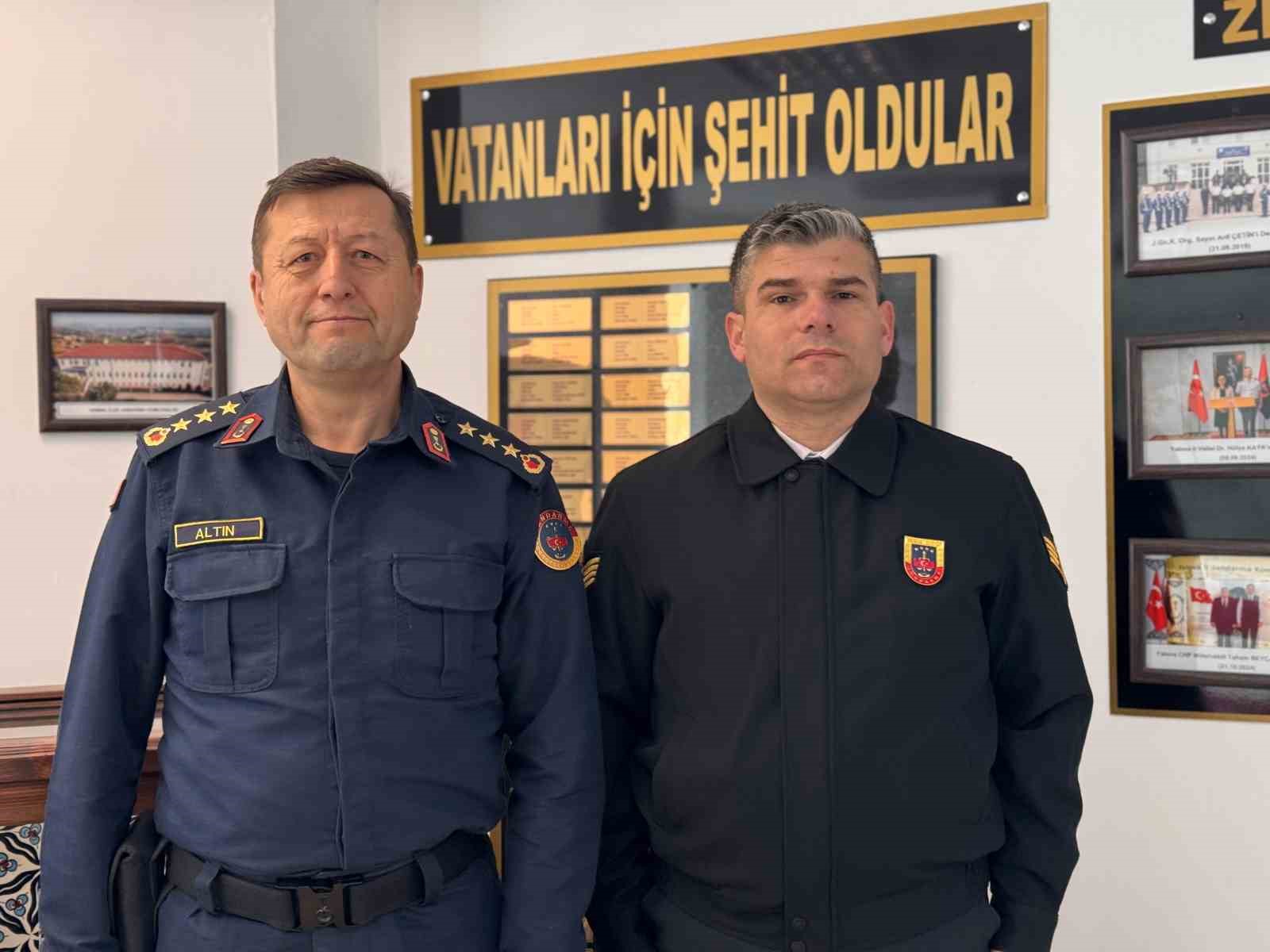 Yalova&rsquo;da g&ouml;rev yapan Gazi Astsubay Efe, &uuml;niformasını gururla taşıyor
