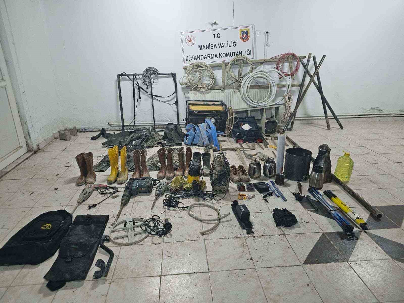 Kula’da kaçak kazıya jandarma engeli