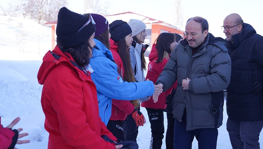 ET&Uuml; kayaklı koşuda rakip tanımadı
