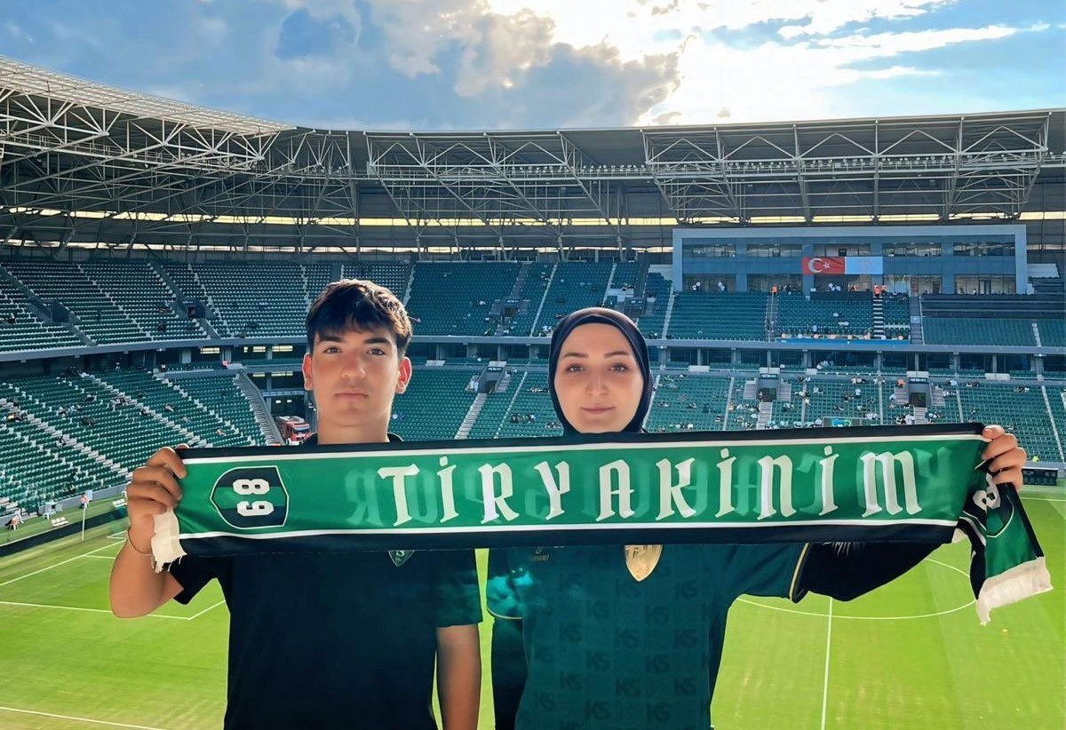 Tribünden düşen 17 yaşındaki Efe, günler sonra ailesine gülümsedi