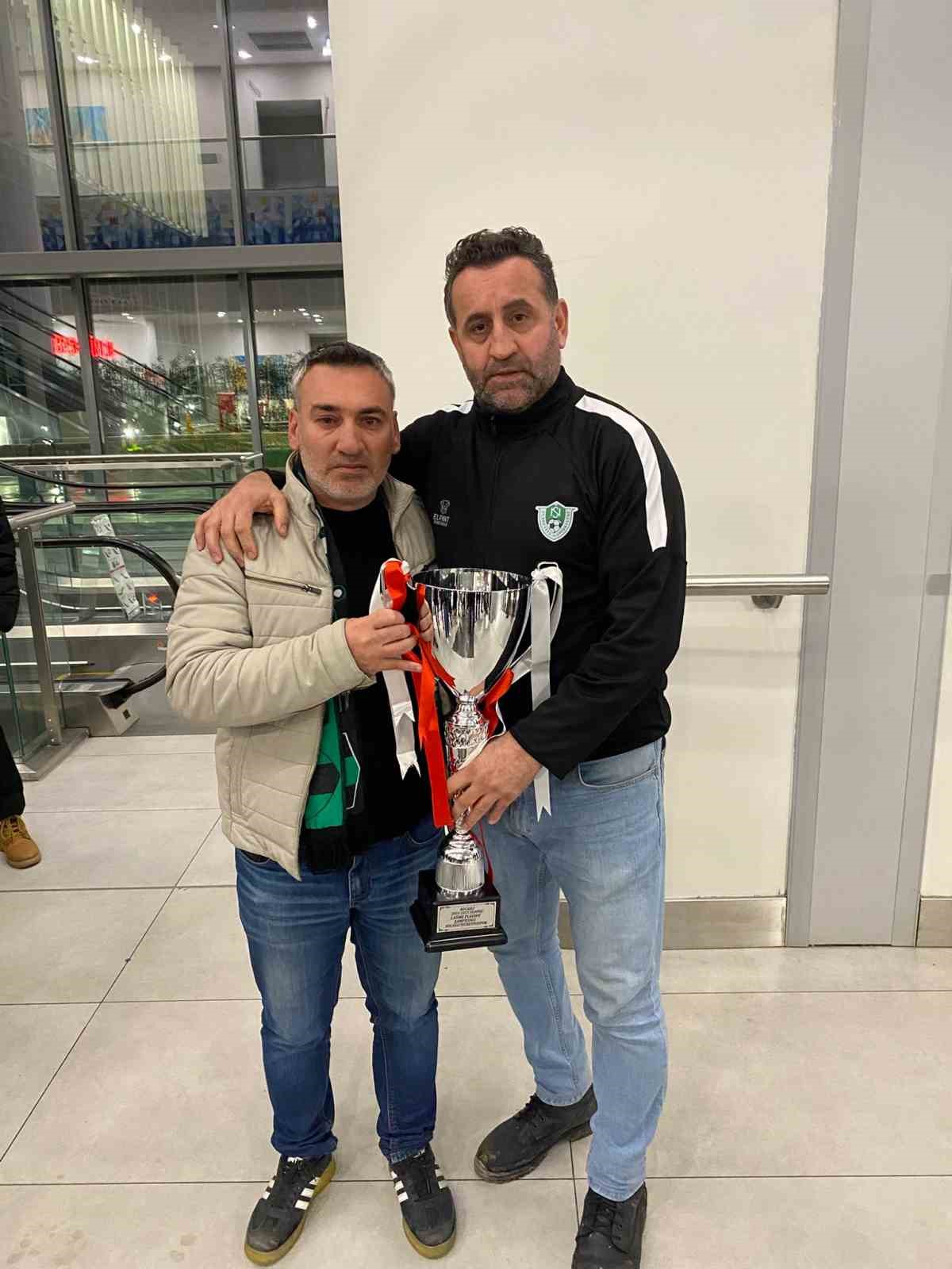 Trib&uuml;nden d&uuml;şen 17 yaşındaki Efe, g&uuml;nler sonra ailesine g&uuml;l&uuml;msedi
