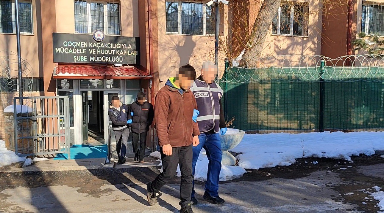 Sivas&rsquo;ta g&ouml;&ccedil;men ka&ccedil;ak&ccedil;ıları tutuklandı
