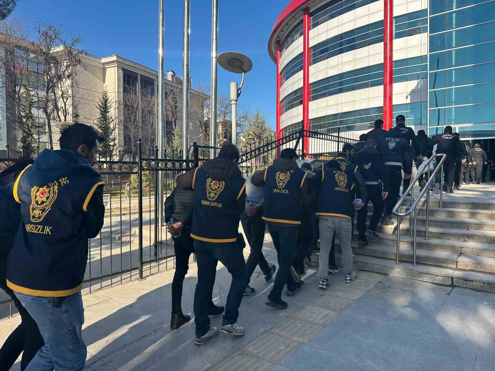 Hırsızlık operasyonunda g&ouml;zaltına alınan 36 adliyeye sevk edildi
