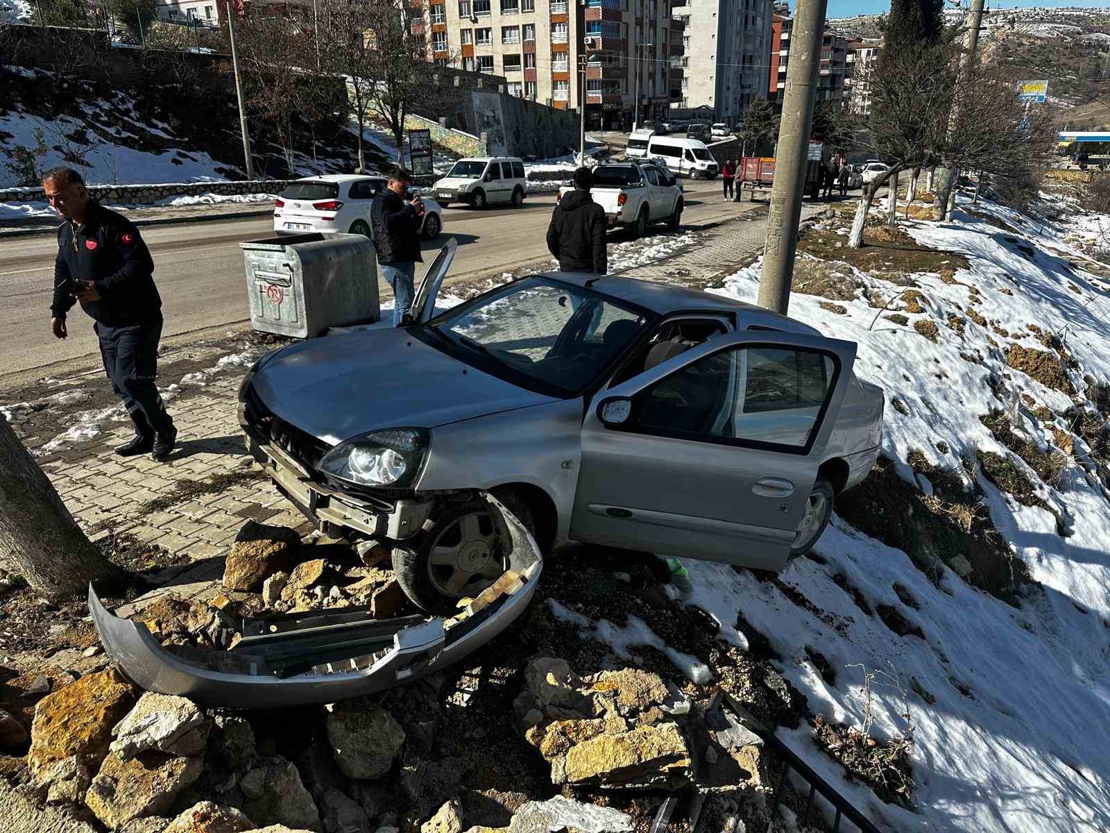 Virajı alamayan otomobil şarampole yuvarlandı: 1 yaralı
