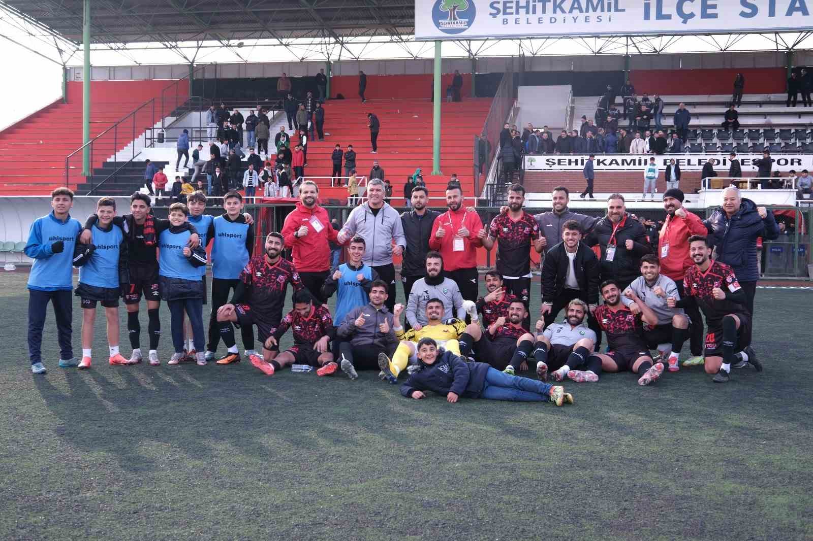 Şehitkamil Belediyespor doludizgin galibiyet serisini 4 ma&ccedil;a &ccedil;ıkardı
