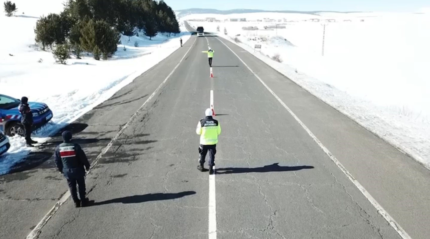 Kars’ta sivil trafik ekipleri yolcu otobüslerini radarına aldı