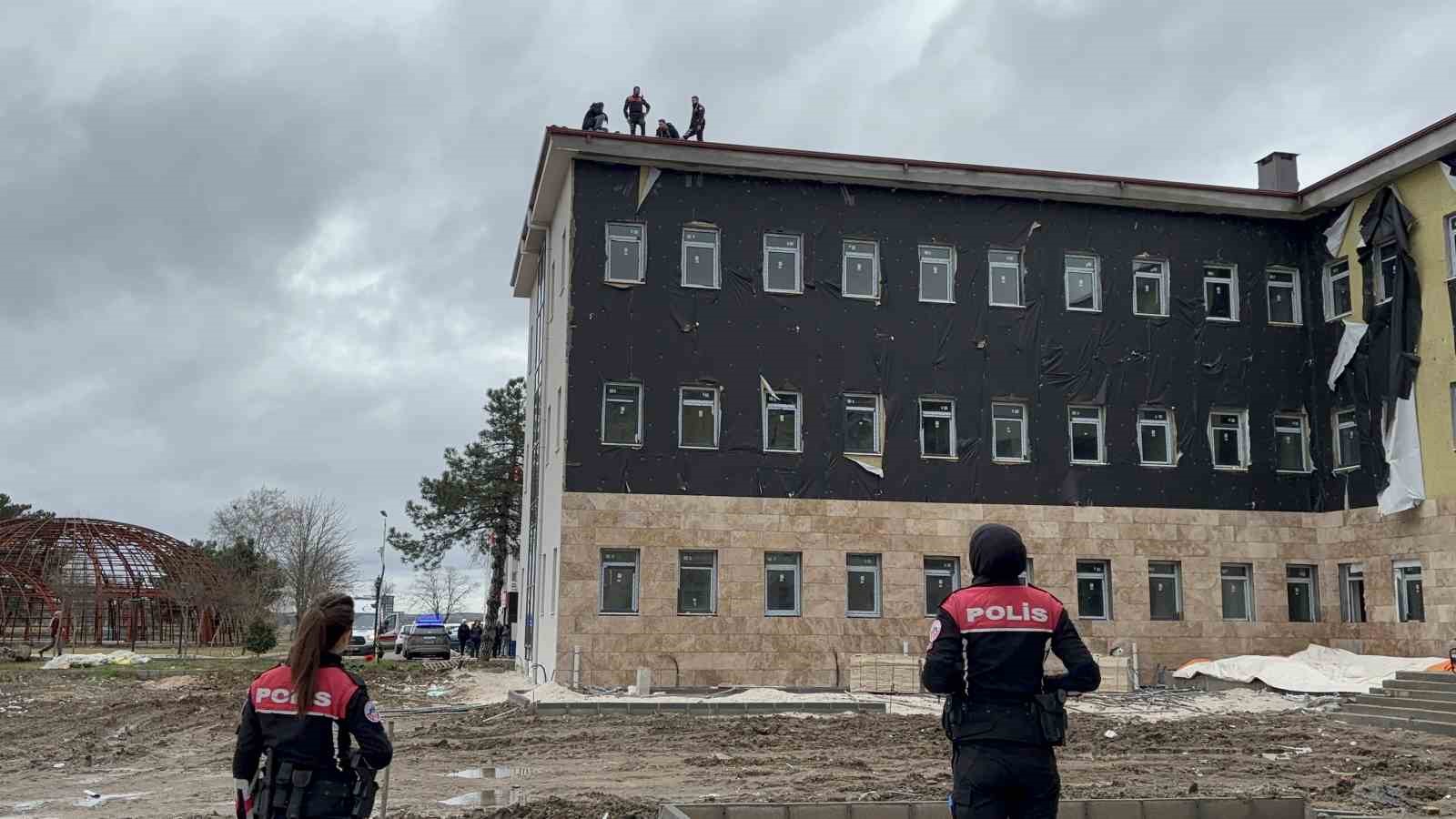 Edirne’de parasını alamayan işçi çatıdan atlamak istedi, uzun uğraşlar sonucu ikna edildi