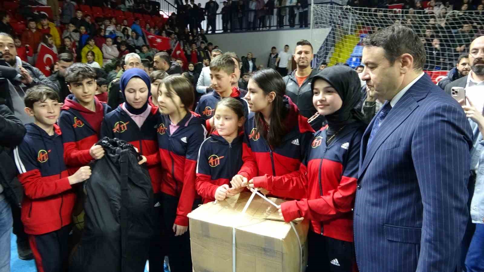 Kütahya’da sporculara malzeme desteği dağıtıldı