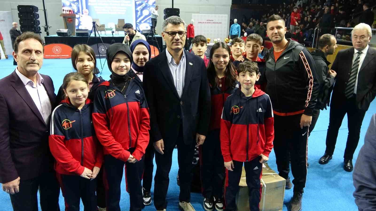 K&uuml;tahya&rsquo;da sporculara malzeme desteği dağıtıldı
