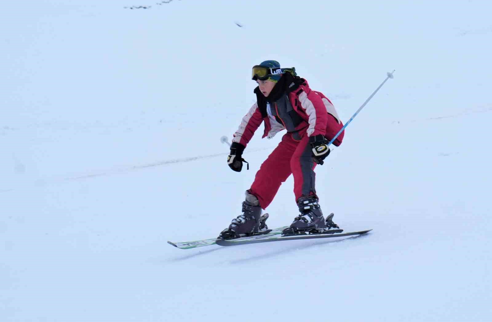 G&uuml;zeltepe Kayak Merkezi&rsquo;ne yoğun ilgi
